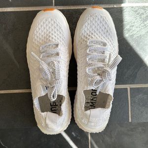 Nobull sz 6 white and cream
